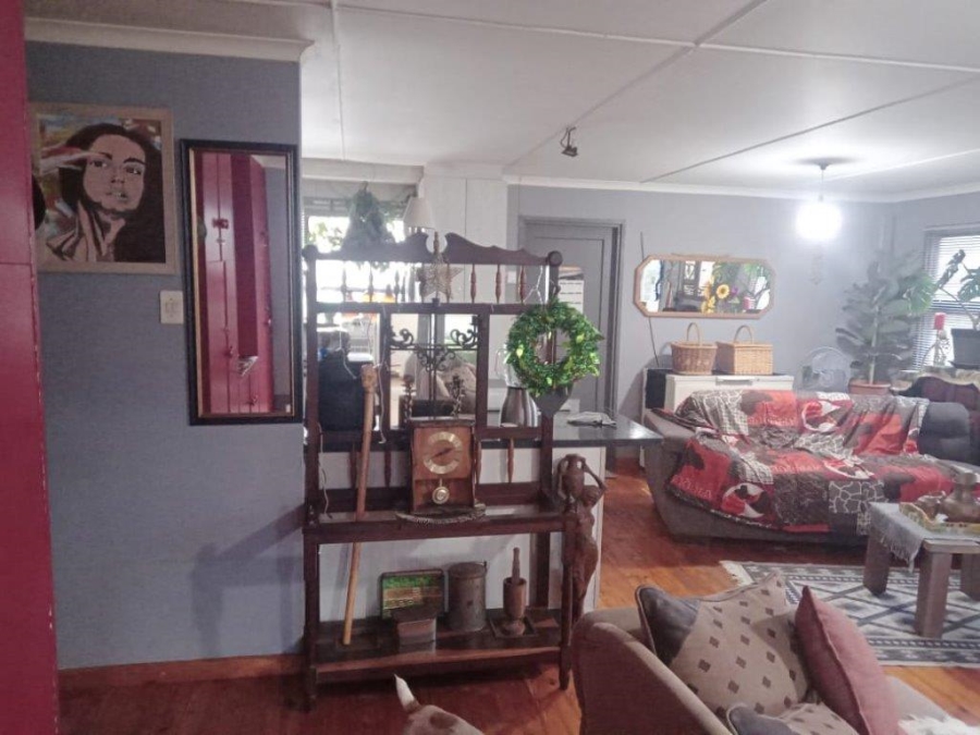 6 Bedroom Property for Sale in Paradise Beach Eastern Cape